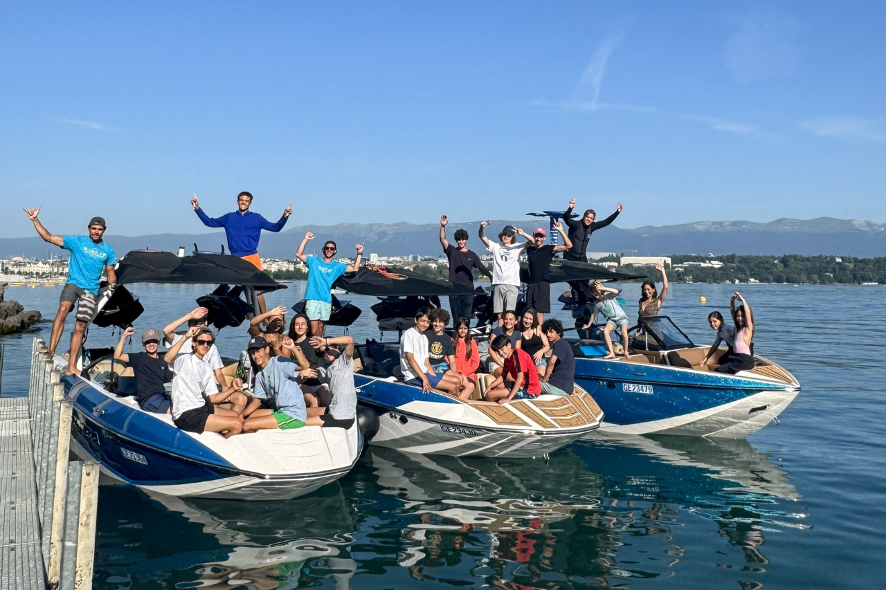 Moniteurs certifiés Wake Up Genève encadrant une session de wakeboard sur le lac Léman