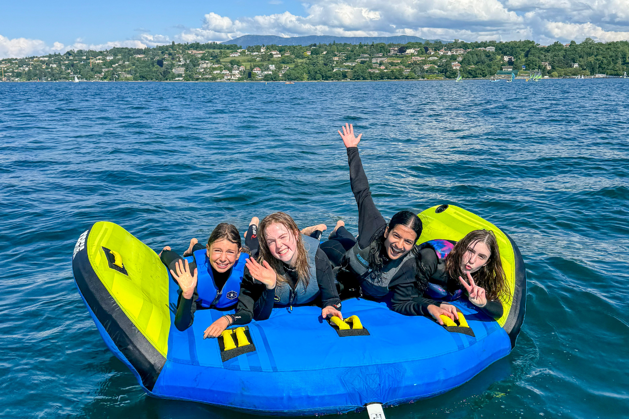 bouée tractée groupe amis lac Léman Genève fun