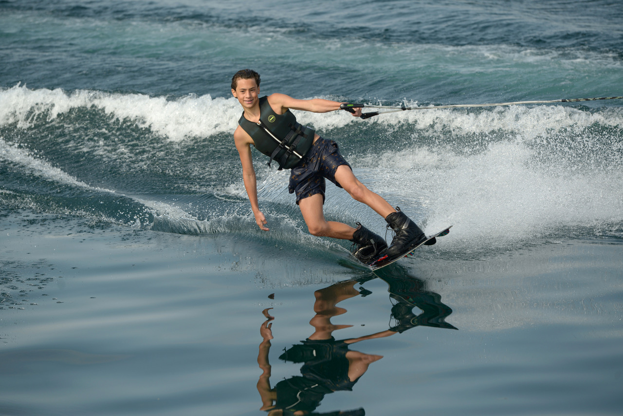enfant apprend wakeboard lac Léman Genève cours