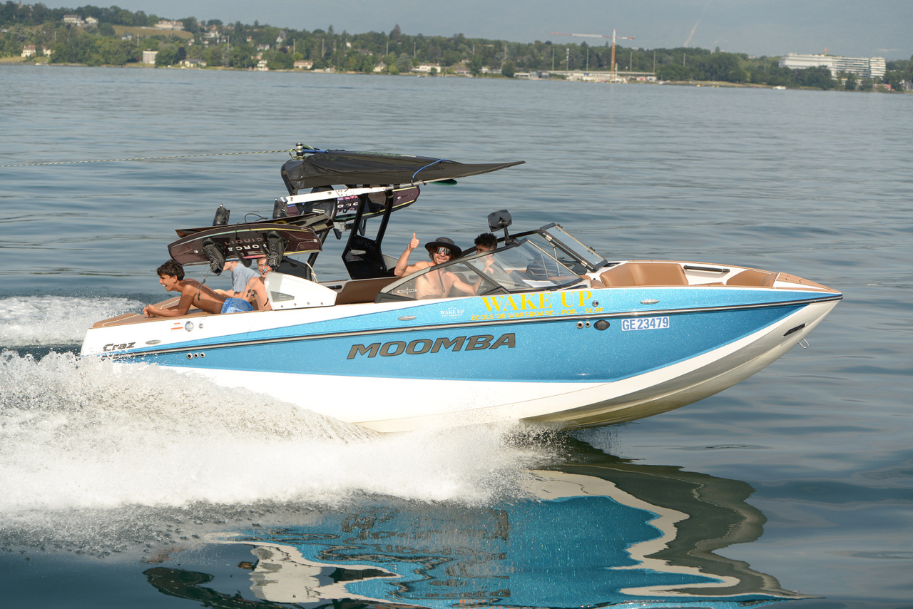 Bateau Moomba de dernière génération de l'école Wake Up Genève sur le lac Léman