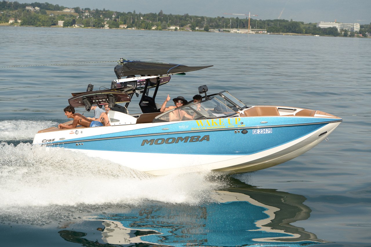 Bateau Moomba de dernière génération de l'école Wake Up Genève sur le lac Léman